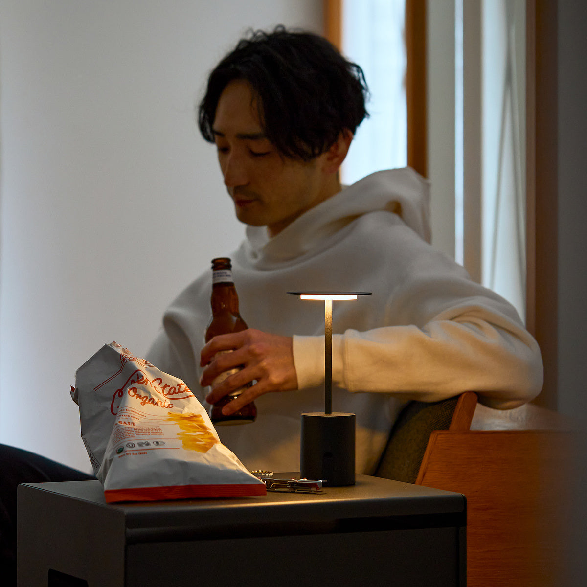 好きな場所で愉しめる、充電式・コードレスの「晩酌ライト」