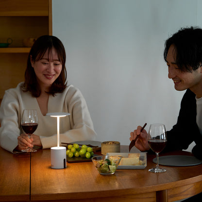好きな場所で愉しめる、充電式・コードレスの「晩酌ライト」