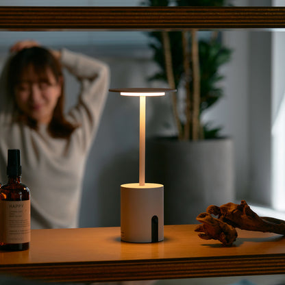 好きな場所で愉しめる、充電式・コードレスの「晩酌ライト」