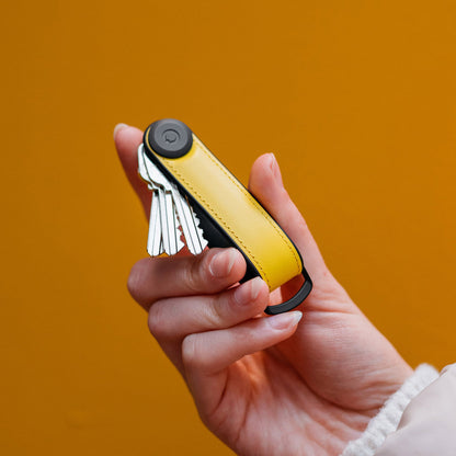 ドア前で迷わない「キーケース」ハイブリッドレザー｜Orbitkey