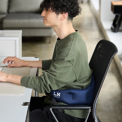 空気で腰を支える携帯用「エアクッション」｜Lumbar Helper