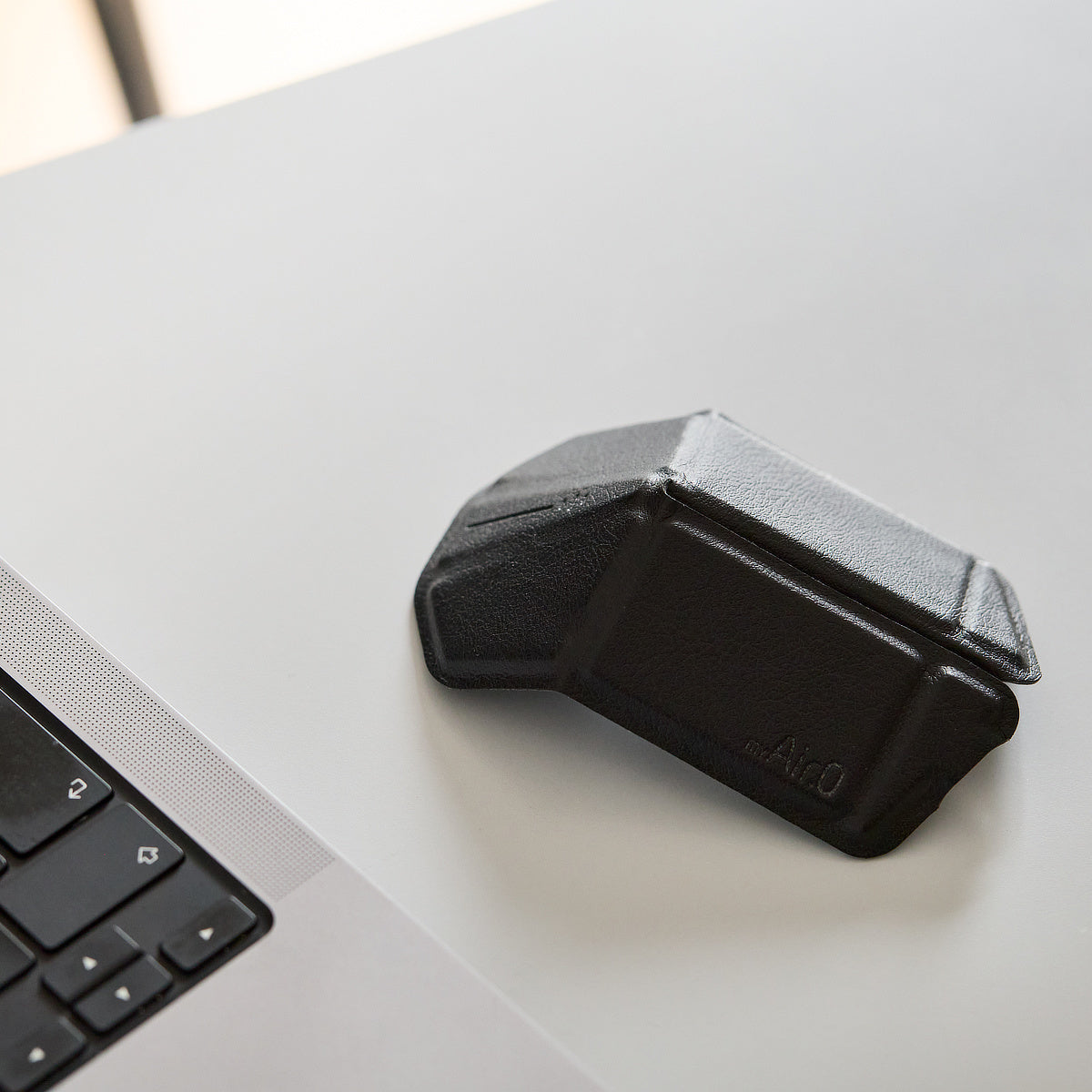 薄さ5mmに折りたためる「Bluetoothマウス」｜OriMouse