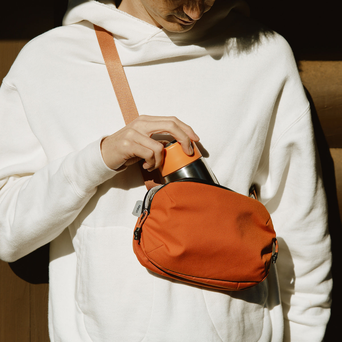 必需品に最短アクセスできる「スリングバッグ」ミニサイズ｜Orbitkey