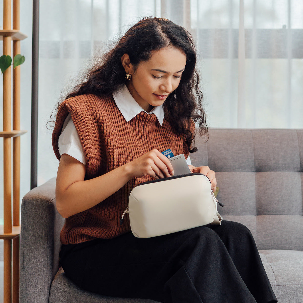 必需品に最短アクセスできる「スリングバッグ」ミニサイズ｜Orbitkey