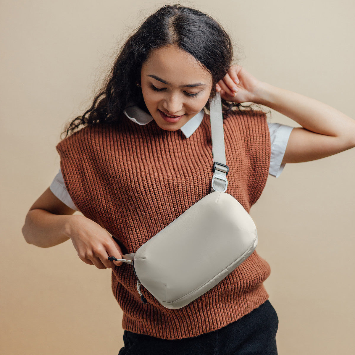 必需品に最短アクセスできる「スリングバッグ」ミニサイズ｜Orbitkey