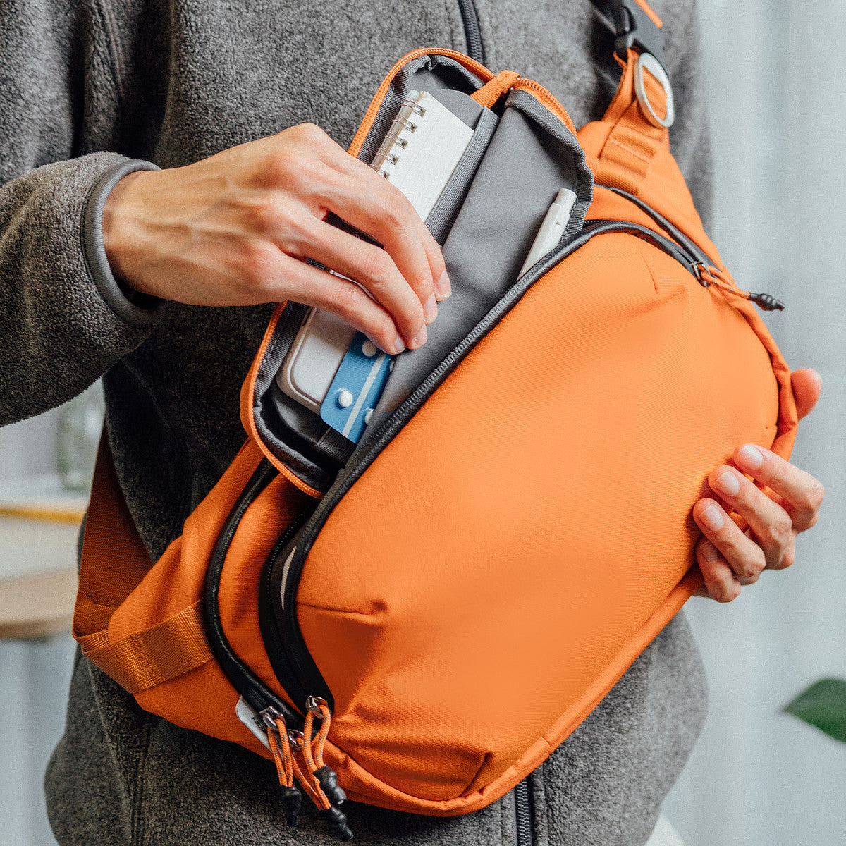 必需品に最短アクセスできる「スリングバッグ」プラスサイズ｜Orbitkey
