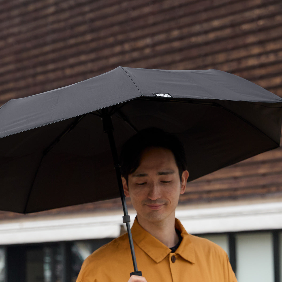 晴雨兼用 親指ひとつで開いて閉じる「電動フルオート傘」｜CAN