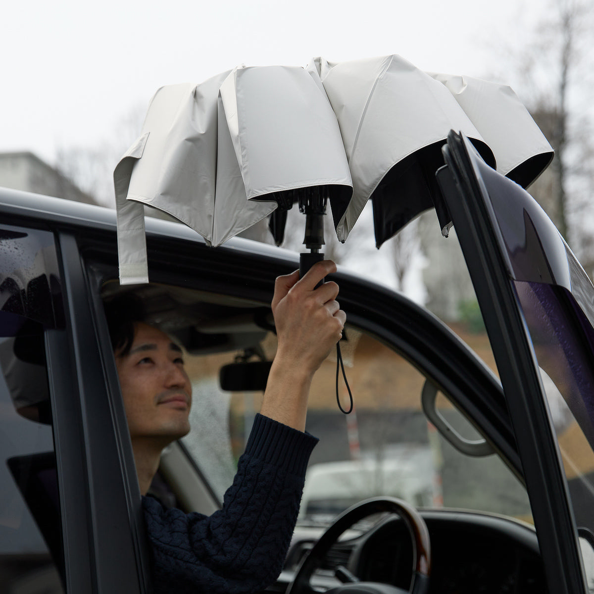 晴雨兼用 親指ひとつで開いて閉じる「電動フルオート傘」｜CAN
