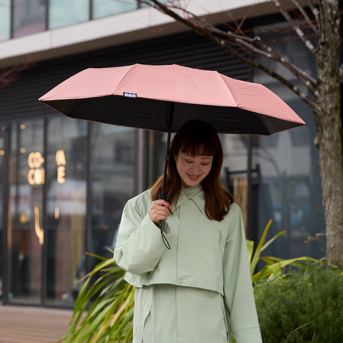 晴雨兼用 親指ひとつで開いて閉じる「電動フルオート傘」｜CAN