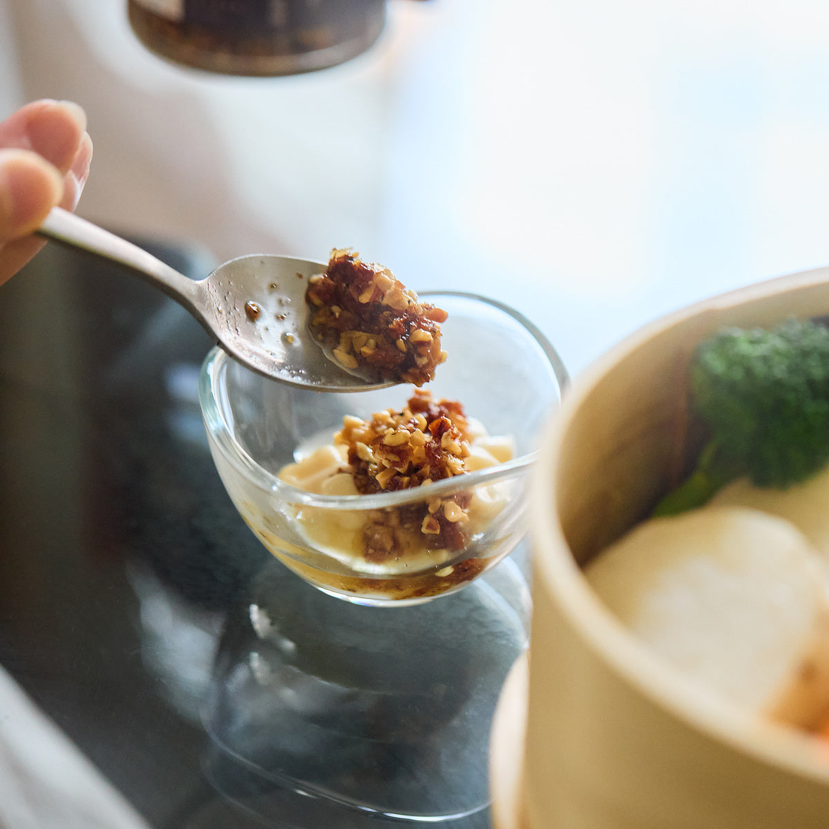 新食感と旨みをプラスする「食べる調味料」90g｜サクサクしょうゆアーモンド