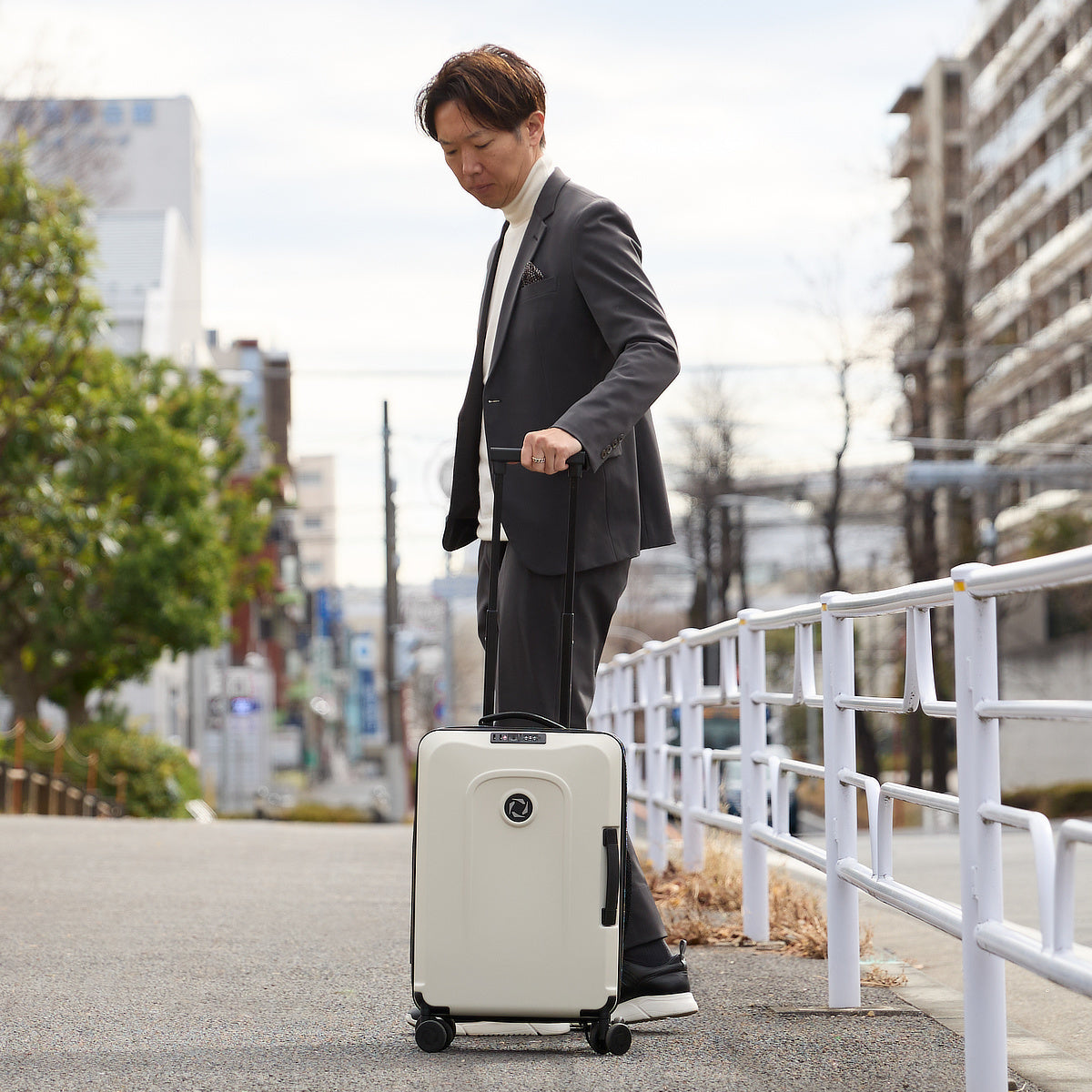 機内持ち込み対応／38L》収納時には、約1／2にスリム化できる