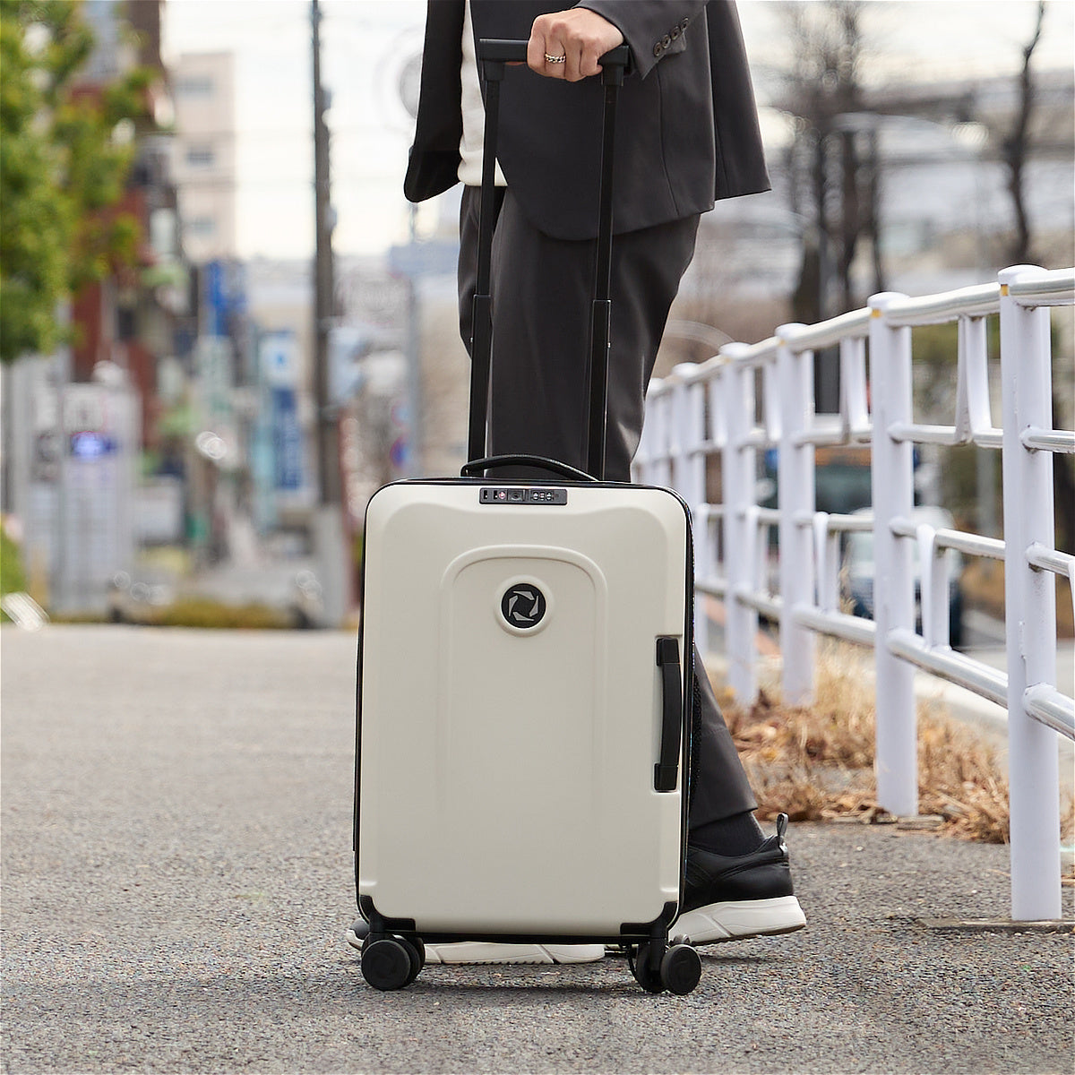 機内持ち込み対応／38L》収納時には、約1／2にスリム化できる
