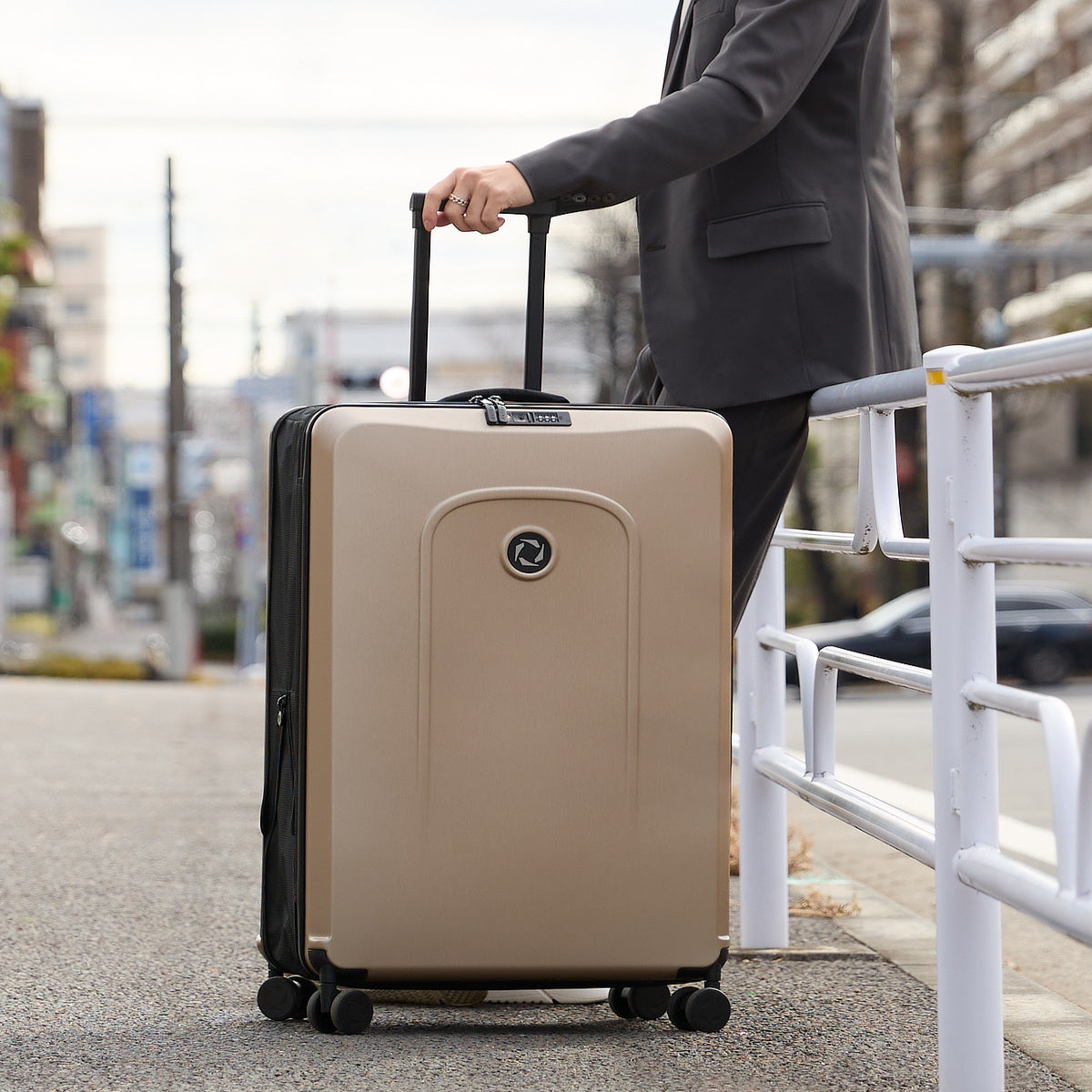 95L》収納時には、約1／2にスリム化できる、オランダ発のスーツケース