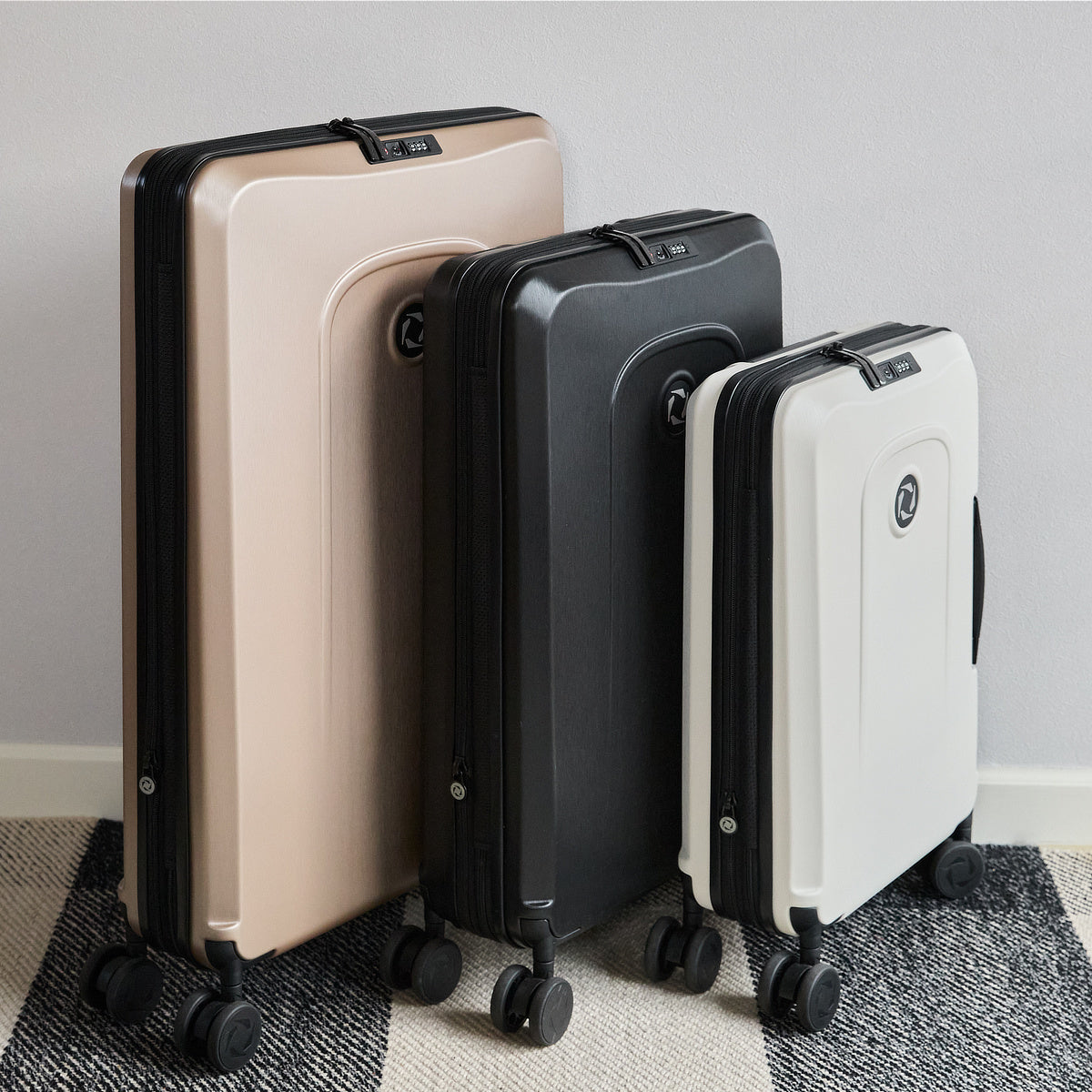 95L》収納時には、約1／2にスリム化できる、オランダ発のスーツケース
