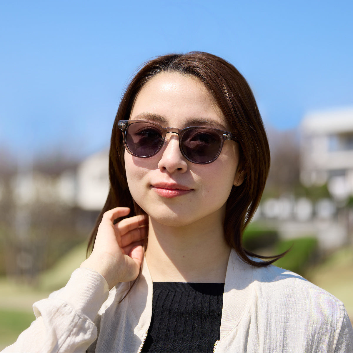 UV99.9％カット、屋外と室内で濃さが変わる「偏光調光グラス」