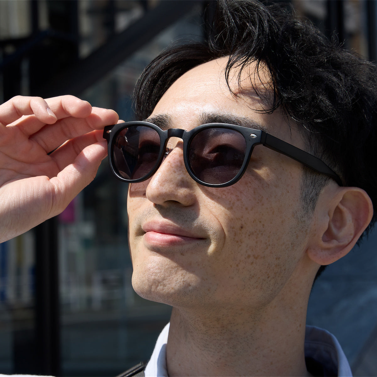 UV99.9％カット、屋外と室内で濃さが変わる「偏光調光グラス」