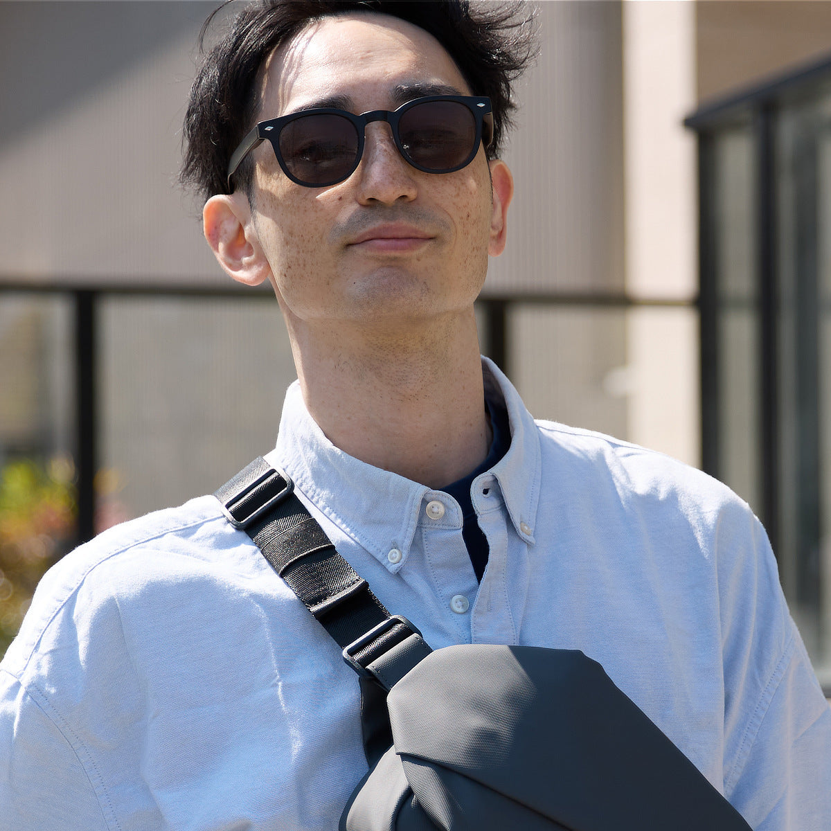 UV99.9％カット、屋外と室内で濃さが変わる「偏光調光グラス」