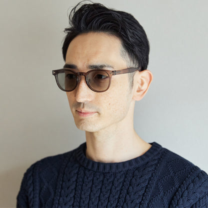 UV99.9％カット、屋外と室内で濃さが変わる「偏光調光グラス」