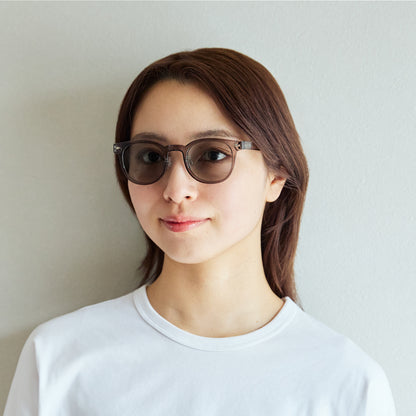 UV99.9％カット、屋外と室内で濃さが変わる「偏光調光グラス」