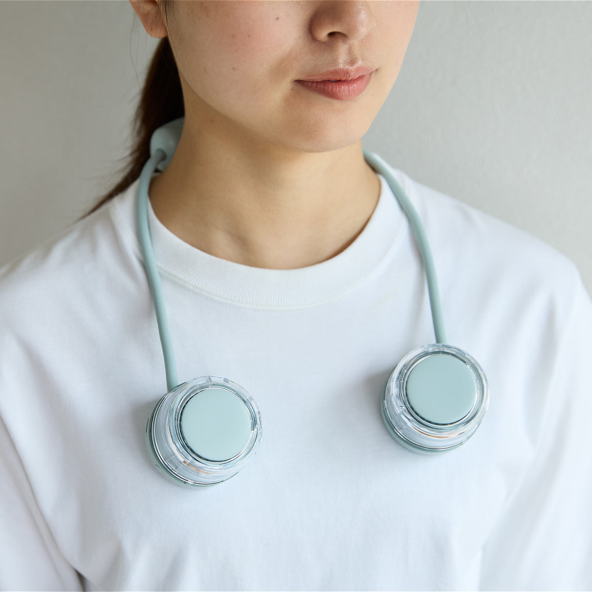 冷却プレートとWファンで首元を冷やす「Neck Band Fan COOLING」