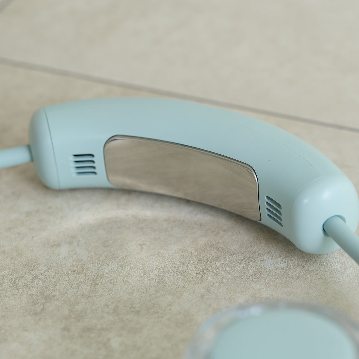 冷却プレートとWファンで首元を冷やす「Neck Band Fan COOLING」