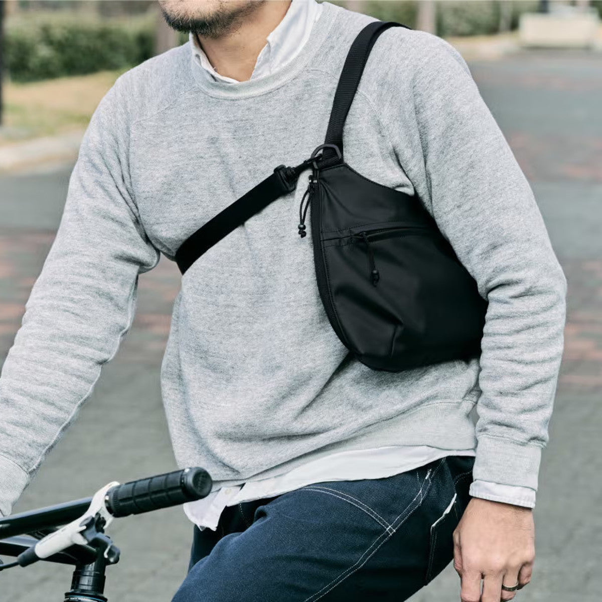 身軽に動ける、薄くて軽い「ショルダーバッグ」｜Cradeloc