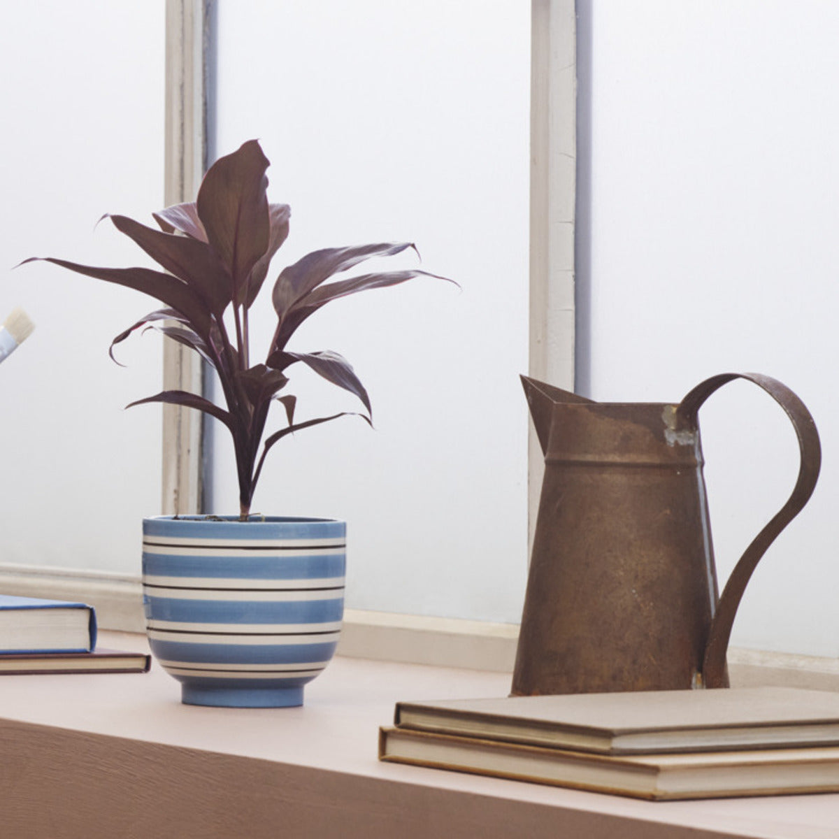 デンマーク発、植物までインテリアになる「手描きストライプの植木鉢」｜Kähler