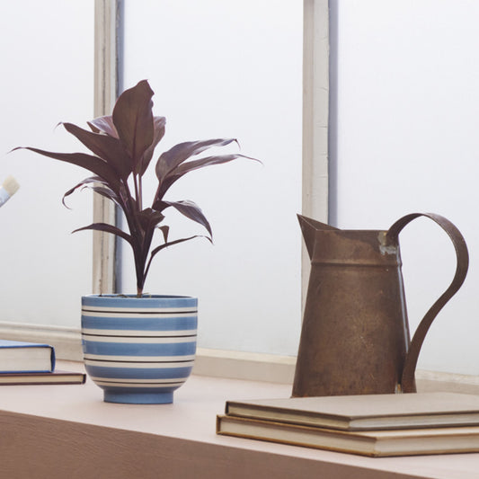 デンマーク発、植物までインテリアになる「手描きストライプの植木鉢」｜Kähler