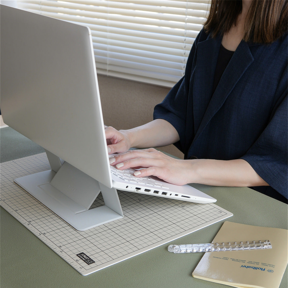 薄さ4.1ミリ！目線が上がって、姿勢ラクラクな「多機能スタンド」非粘着タイプ｜MOFT