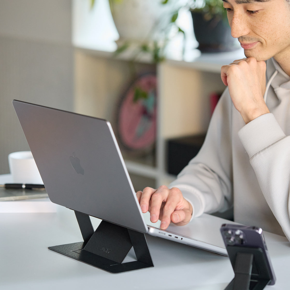 薄さ4.1ミリ！目線が上がって、姿勢ラクラクな「多機能スタンド」非粘着タイプ｜MOFT